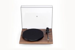 1200x800-Rega-Planar1-plus-walnuss